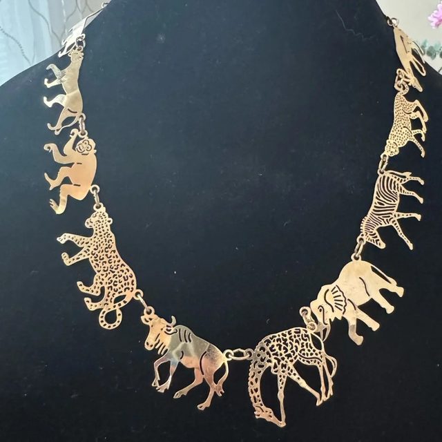 Wild Bryde Elephant & Giraffe & Zebra & Lion & Rhino & Hippo & Hyena & Wildebeest & Monkey & Antelope & Leopard Necklace Full-Body, Whimsical - Unofficial Wild Bryde Collector's Guide