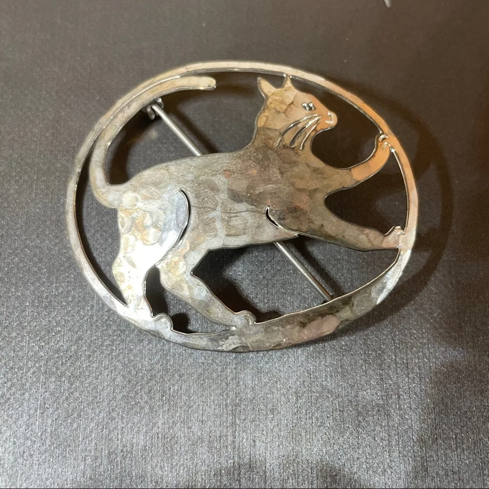 An overly enthusiastically polished rhodium piece. An overly enthusiastically polished rhodium piece.